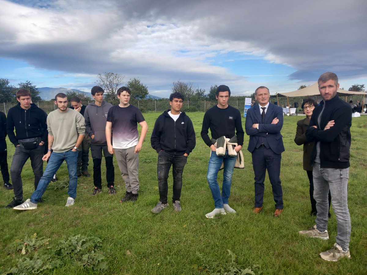 #Semainedelindustrie 🧑‍🏭 M Prosic @prefet2b a accueilli les élèves du Lycée Paul Vincensini et du Lycée Martime de Bastia à la centrale solaire <a href="/CorsicaSole/">CORSICA SOLE</a>

➡️ Au programme : découverte des métiers et savoir faire dans le domaine de l'énergie solaire et  visite de la centrale