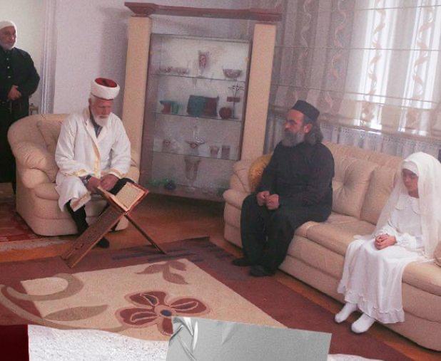 Cemaatlere Operasyon mu?

Yıllardır aynı hikâyeyi konuşuyor ve izliyoruz. 

Sistem ve onu besleyen seküler zihniyet, her türlü münkerâtı ve fuhşiyyâtı yayarak meşrulaştırmak için canhıraş mücadele ediyor. Toprağı bol olsun, en laiklerinden biri şu tarz bir cümle kurmuştu yıllar