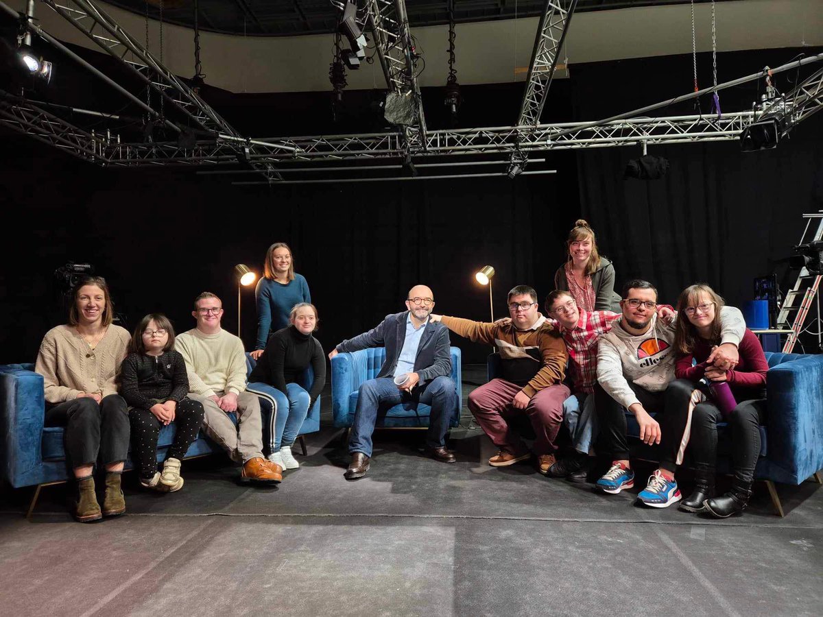 F3Occitanie's tweet photo. 🎬 Sur le tournage de notre émission #UneRencontrePourPapoter, réalisée en interne pour nos collaborateurs, en clin d'œil aux #RencontresduPapotin.

🎯Objectif, sensibiliser au #handicap et en apprendre plus sur le quotidien des personnes porteuses de #Trisomie21 !

#SEEPH2024 https://t.co/t6B5PKfIa3