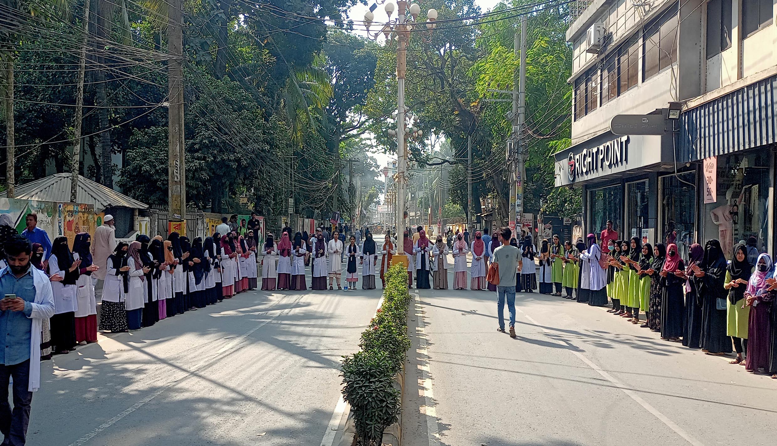 টাঙ্গাইলে চার দফা দাবিতে ম্যাটসের শিক্ষার্থীদের অবস্থান কর্মসূচি