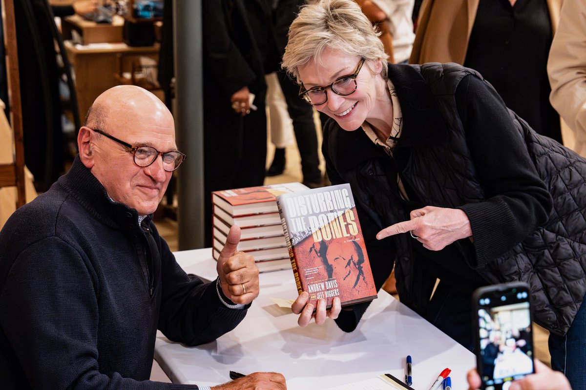 melvillehouse's tweet image. Andrew Davis, co-author of DISTURBING THE BONES, at Godmothers bookstore in Summerland, CA. @AndyDavisFilms 
@inSardigna 

mhpbooks.com/books/disturbi…