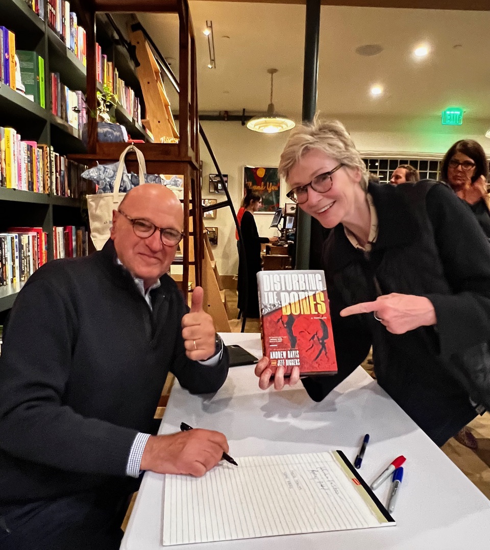 melvillehouse's tweet image. Andrew Davis, co-author of DISTURBING THE BONES, at Godmothers bookstore in Summerland, CA. @AndyDavisFilms 
@inSardigna 

mhpbooks.com/books/disturbi…