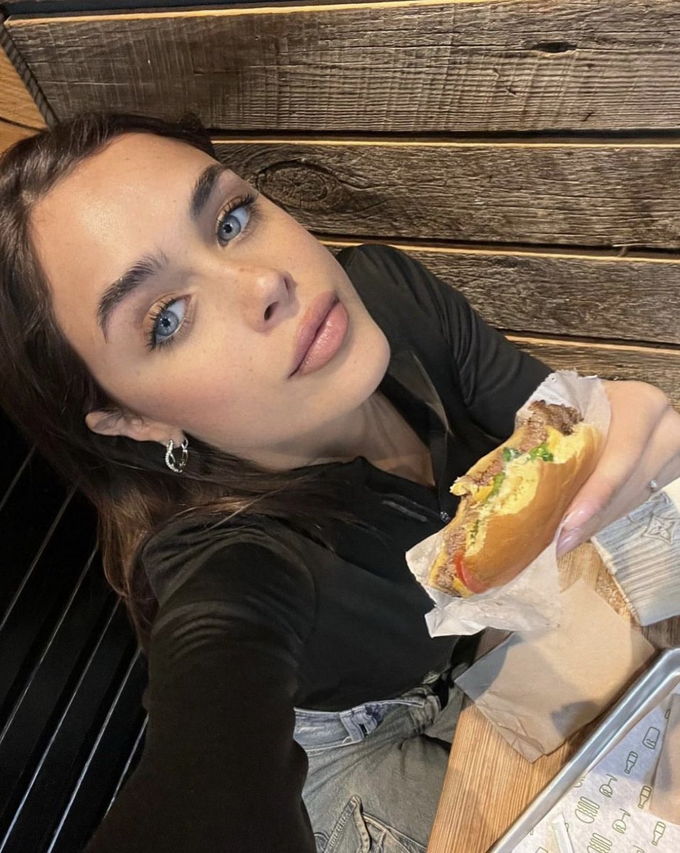 ophecoppola's tweet photo. ✦ • ⸺ ¿Qué almorzaron hoy? 
                      🍔 #takeapicbd https://t.co/BbsJrXLiDx