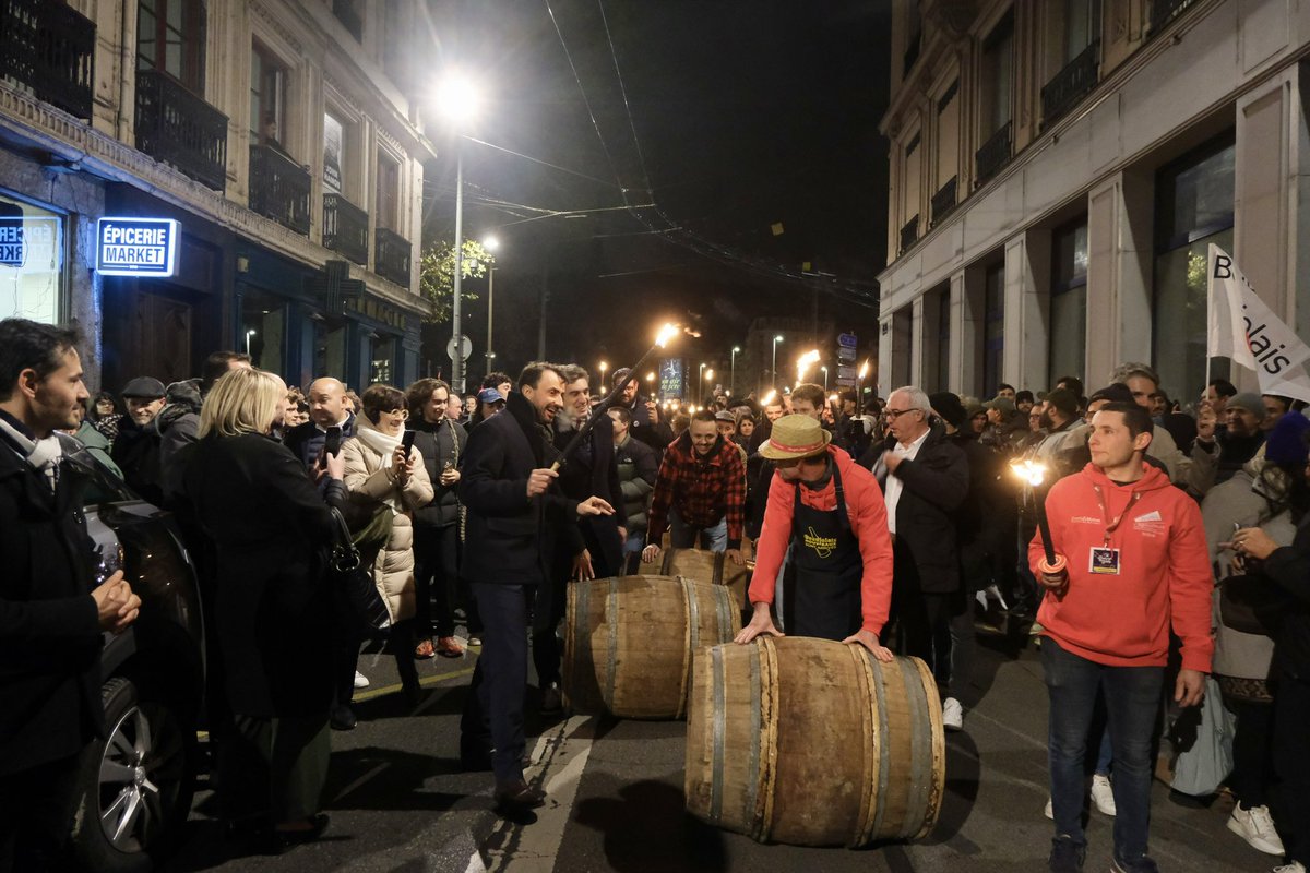 Gregorydoucet's tweet image. 🍇Le Beaujolais nouveau, c’est avant tout une histoire d’amitié entre la ville et la campagne. 

Une tradition joyeuse pour célébrer le travail des producteurs.

#Lyon