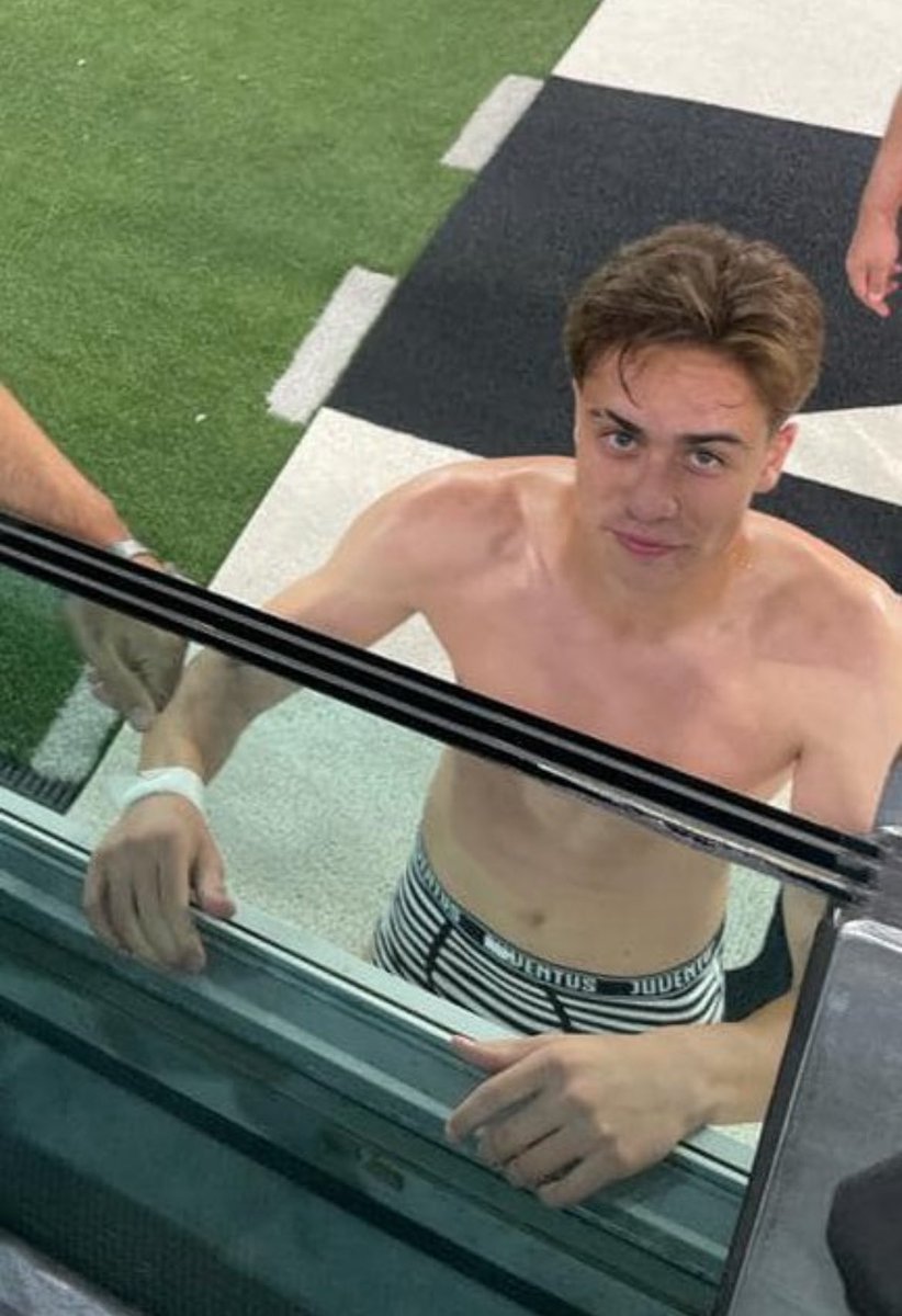 اه مو لابس شي غير البوكسر وطالع قدام الجماهير ساططي وربي ✨😭😭🫦