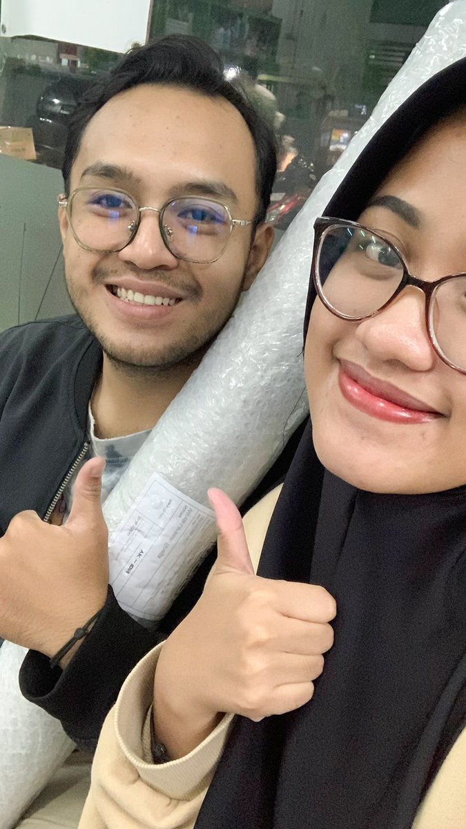 Kali-kali kita spill dibalik layar Bara Studio🤣 Terlihat muka lelah bukan? Bara Studio selalu usahakan selesai cepet, jadi begadang juga di gaskeunnnn🤣

Paket cetak banner meluncur ke Jambi yuhuu, btw disini bisa loh mau cetak banner, sticker, dll 

Jasa desain design #zonauang