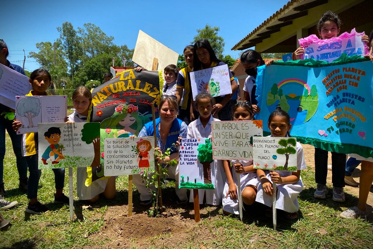 🧵3⃣ En la Unidad Educativa 12 de Abril de Montero, <a href="/AnnaPont_UN/">Anna Pont</a> compartió con niñas y niños, promoviendo educación ambiental y reforestación 🌳. Juntas y juntos plantaron árboles como símbolo del compromiso con un futuro sostenible. 🌿👧🧒
