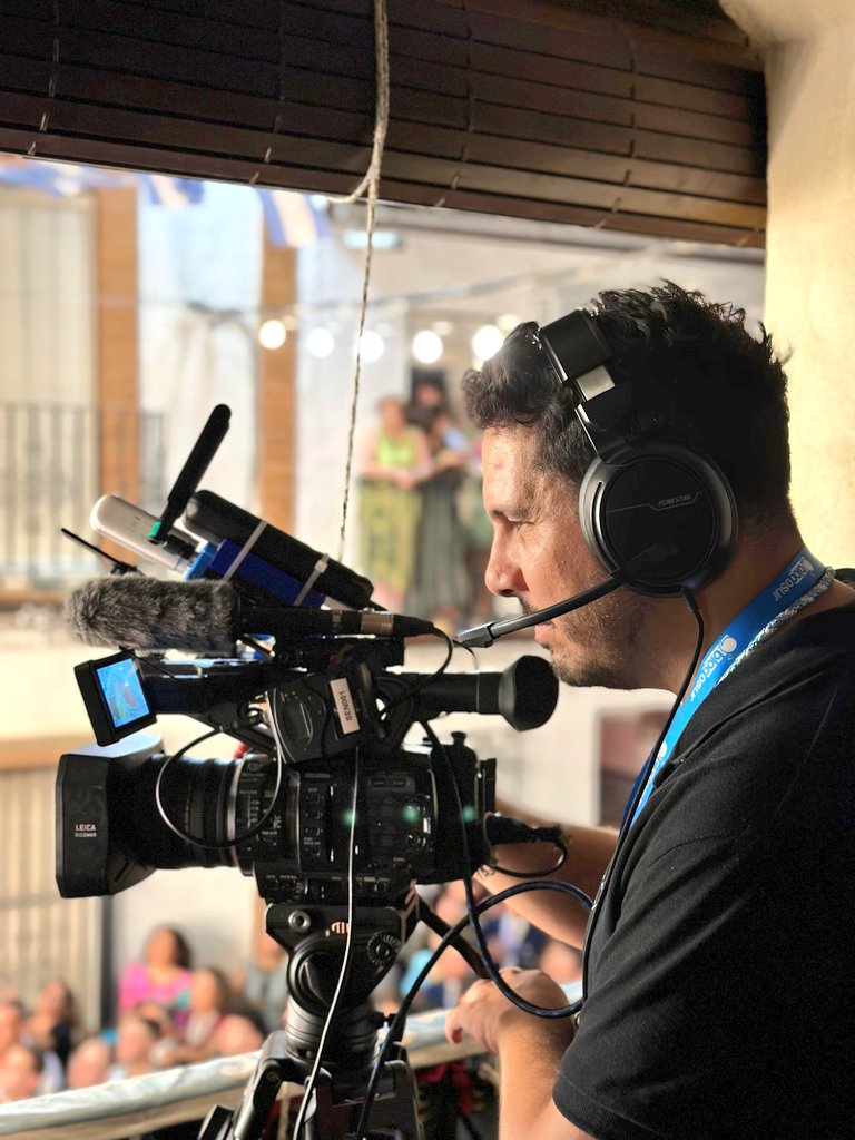 Me divierto con ella. Disfruto con ella. 
Y desde hace unos años trabajo con ella. 😍

Es un lujo escribir sobre ella y, sobre todo, hacerla posible gracias a mi trabajo. 😃

Feliz #DíaMundialDeLaTelevisión, esa caja maravillosa que tantas alegrías me da. Nos da. 📺