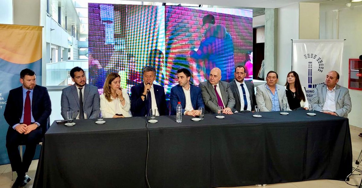 gustamenna's tweet photo. UN DÍA HISTÓRICO PARA CHUBUT Y LA DEMOCRACIA

Hoy celebramos un logro que trasciende el tiempo: Chubut tiene su propio Código Electoral Provincial, saldando una deuda constitucional de décadas. 

Esta nueva normativa no solo es un símbolo de autonomía y federalismo, sino también un ejemplo de cómo la política puede ser una herramienta de unión y construcción colectiva.

Gracias a todos los actores que lo hicieron posible: al gobernador @NachoTorresCH por cumplir su compromiso y abrir el debate, al personal de la Legislatura por su incansable labor, y a los diputados de todos los bloques por demostrar seriedad, compromiso y madurez en un momento donde la política suele estar fracturada. Hoy dieron una muestra de lo que podemos lograr cuando nos escuchamos y trabajamos juntos.

También un agradecimiento por sus aportes a Alejandro Tullio, especialista en Derecho Electoral y quien fue director nacional electoral durante 20 años. 

Con esta ley, garantizamos reglas claras, justas y estables que respetan la voluntad popular. 

Además, la implementación de la boleta única asegura que ningún chubutense vuelva a enfrentarse a la frustración de no poder votar a quien desea por falta de recursos o logística.

Ahora somos la cuarta provincia en adoptar este sistema, y el orgullo de ser parte de esta transformación democrática nos llena de esperanza.

Felicitaciones a todos los que hicieron historia hoy.