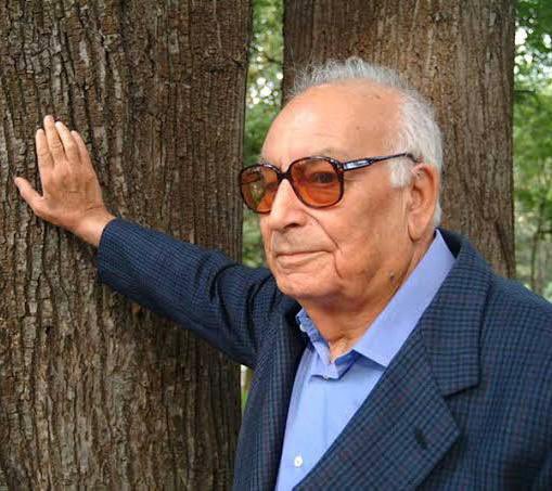 _umbertoeco__'s tweet photo. Anadolu’da kurtlar bir belalıdır demiş ve devam etmiş  büyük usta Yaşar Kemal…
Bir kurt, koyun veya keçi sürüsüne dalar…
Sadece bir tanesini alır götürür ancak bütün sürüyü parçalar…
Kurt dalmış sürüden artık hayır yoktur...
Koyundan, keçiden başka geçimi olmayan Anadolu köylüsü, eğer sürüsüne böylesine kurt girmişse çöker, biter, açlıkla karşı karşıya kalır…
Bu nedenle kurt gittikten sonra, sabah olduğunda sürü sahipleri gördükleri manzara karşısında donar kalır ve içleri kurda karşı kinle, öfkeyle dolar…
Bu durumda köylü, kurttan öcünü almak ister…
Atlarına binerler, köpeklerini, iplerini alırlar, kurt avına çıkarlar…
Kurtları intikam için diri yakalamaktır en büyük amaçları…
Usulünü de bilirler ve sonuçta kurtları diri diri yakalarlar…
Kin bağladıkları, öç almak istedikleri kurda bir fiske bile vurmazlar…
Kurdu hiç incitmezler…
Yalnız sağlam bir telle ya da kirişle kurdun boğazına bir çıngırak takarlar ve kurdu okşayarak, sırtını sıvazlayarak ve sevecenlikle öperek salıverirler…
Boğazı çıngıraklı kurt sevinerek, koşarak ayrılır köylülerden…
Ancak çıngıraklı kurt hiçbir canlıya yaklaşamaz çünkü çıngırak sesini duyan her hayvan önceden kaçar, kurt ise boğazında çıngırak, bozkırlar boyunca, dağlar boyunca boşu boşuna koşar durur…
Sonunda kurt dağlarda açlıktan önce yavaş yavaş zayıflar, sonra zayıflıktan güçsüz düşer ve sonunda bağıra, bağıra, bağıra ölür…
Bu, insan aklına gelen işkencelerin, zulümlerin en korkunçlarından birisidir…
Kurt ancak aç kalınca anlar boynuna çıngırak geçirilirken kendisini okşayanların, sırtını sıvazlayanların ve kendisini sevencenlikle öpenlerin niyetini…
Ancak çoktan iş işten geçmiştir…
Bilmem anlatabildim mi…