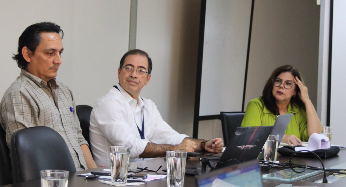 Produccion_Ecu's tweet photo. 📍Guayaquil | @Produccion_Ecu articula acciones interinstitucionales para potenciar la producción acuícola. La viceministra Ivanova Cereceda se reunió con representantes de @fedac_ec, a fin de conocer sus necesidades y fortalecer el trabajo de los pequeños y medianos camaroneros. https://t.co/isIb6IJrzs