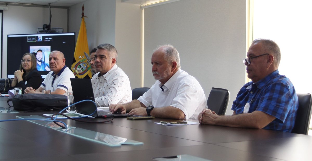 Produccion_Ecu's tweet photo. 📍Guayaquil | @Produccion_Ecu articula acciones interinstitucionales para potenciar la producción acuícola. La viceministra Ivanova Cereceda se reunió con representantes de @fedac_ec, a fin de conocer sus necesidades y fortalecer el trabajo de los pequeños y medianos camaroneros. https://t.co/isIb6IJrzs