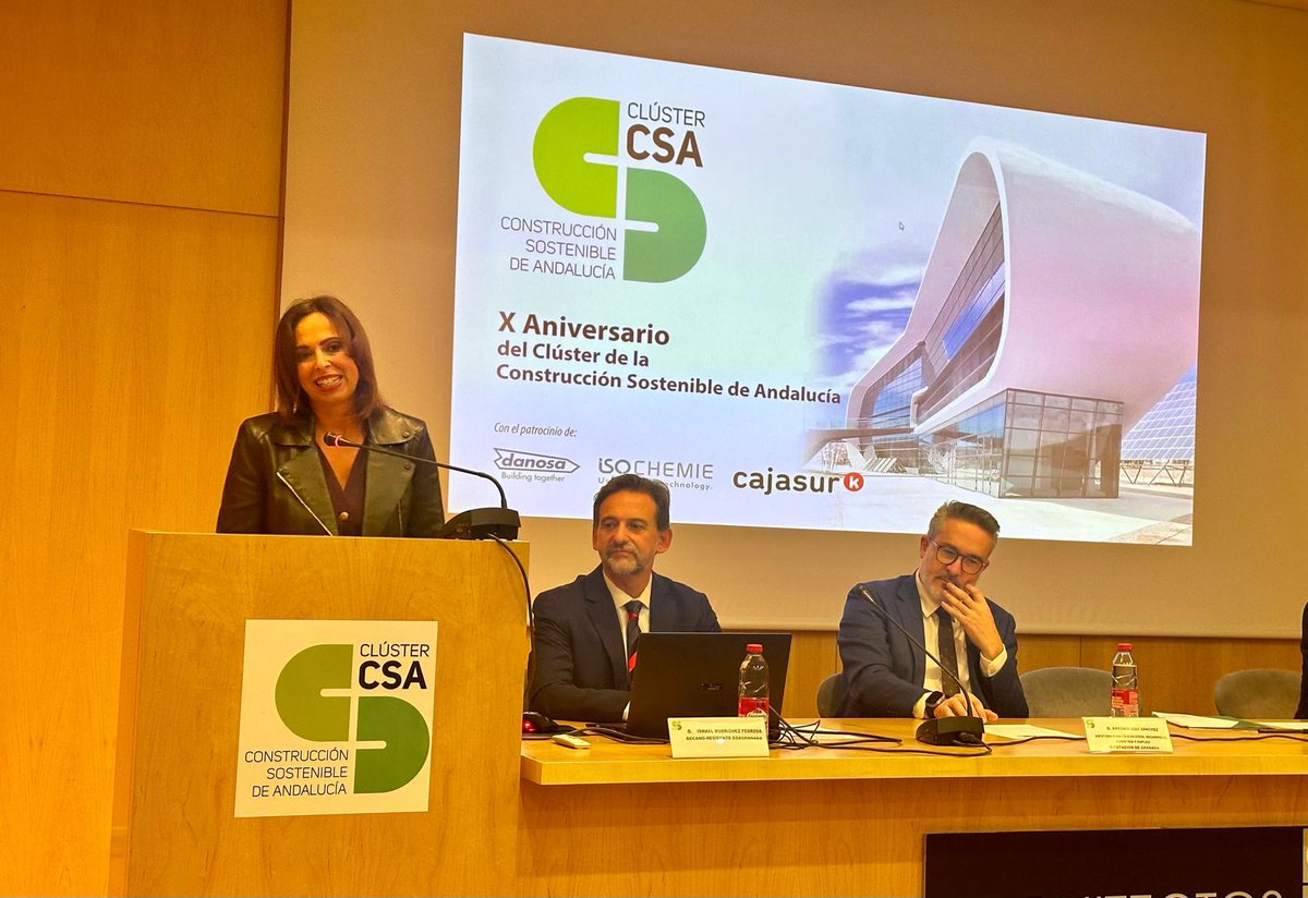 Rocio_DiazJ's tweet photo. El Gobierno de @JuanMa_Moreno apuesta por la #RevoluciónVerde en la construcción.

Hemos reducido la emisión de 992 toneladas de CO2 al año con la reforma energética del parque residencial de @AndaluciaJunta.

Un lujo acompañar a @ClusterCsa en su X aniversario. 

¡Enhorabuena! https://t.co/Kl6ltj75sv