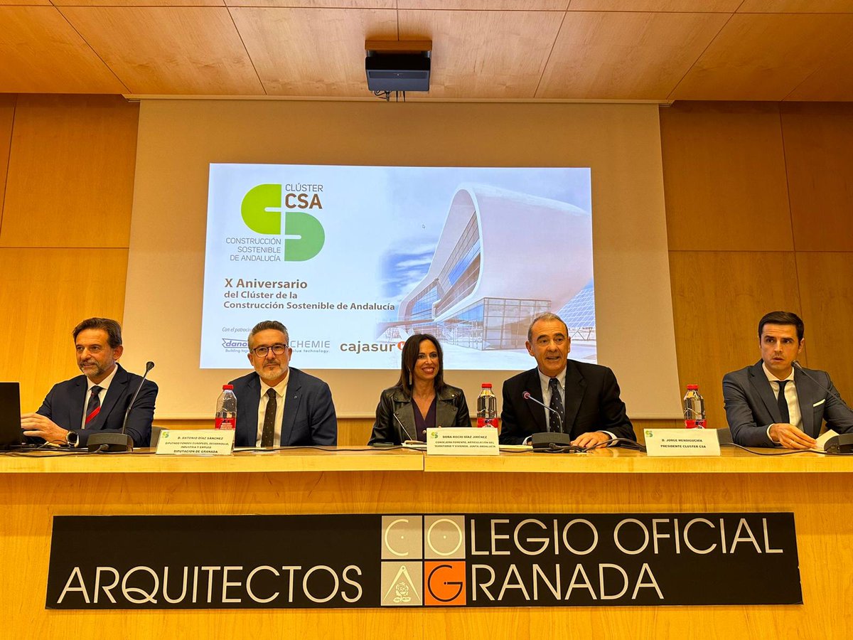 Rocio_DiazJ's tweet photo. El Gobierno de @JuanMa_Moreno apuesta por la #RevoluciónVerde en la construcción.

Hemos reducido la emisión de 992 toneladas de CO2 al año con la reforma energética del parque residencial de @AndaluciaJunta.

Un lujo acompañar a @ClusterCsa en su X aniversario. 

¡Enhorabuena! https://t.co/Kl6ltj75sv