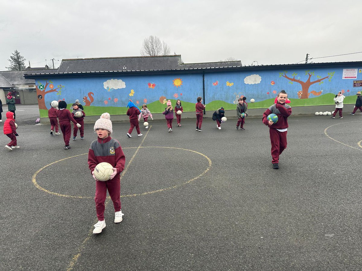 SligoGAACandG's tweet photo. Coach James visited @SMGSBallymote for coaching and games this past Tuesday. Great fun in the cold weather 🥶🏁🏁🏁🏐🏐🏐 @sligogaa @SligoLGFA @ConnachtGAA https://t.co/WhGvBPsfLG