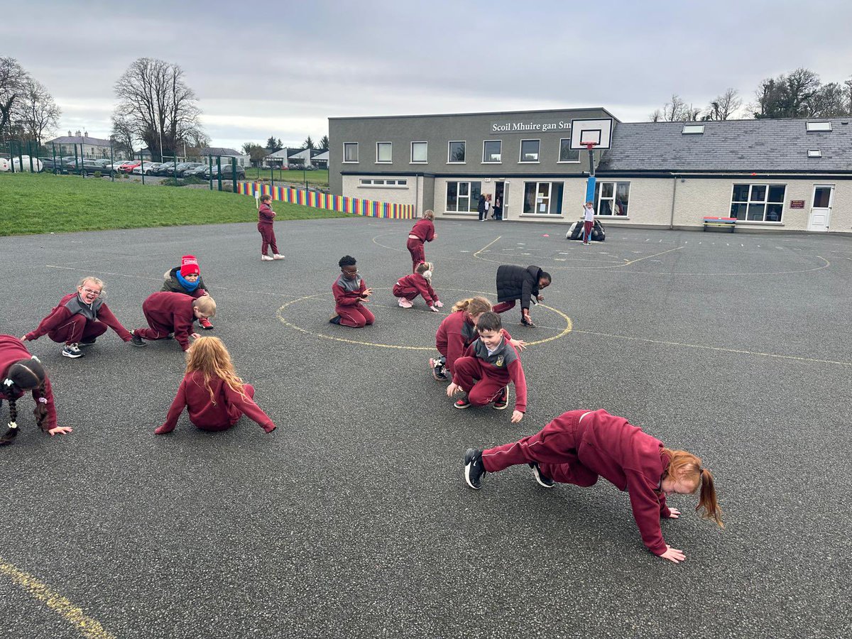 SligoGAACandG's tweet photo. Coach James visited @SMGSBallymote for coaching and games this past Tuesday. Great fun in the cold weather 🥶🏁🏁🏁🏐🏐🏐 @sligogaa @SligoLGFA @ConnachtGAA https://t.co/WhGvBPsfLG