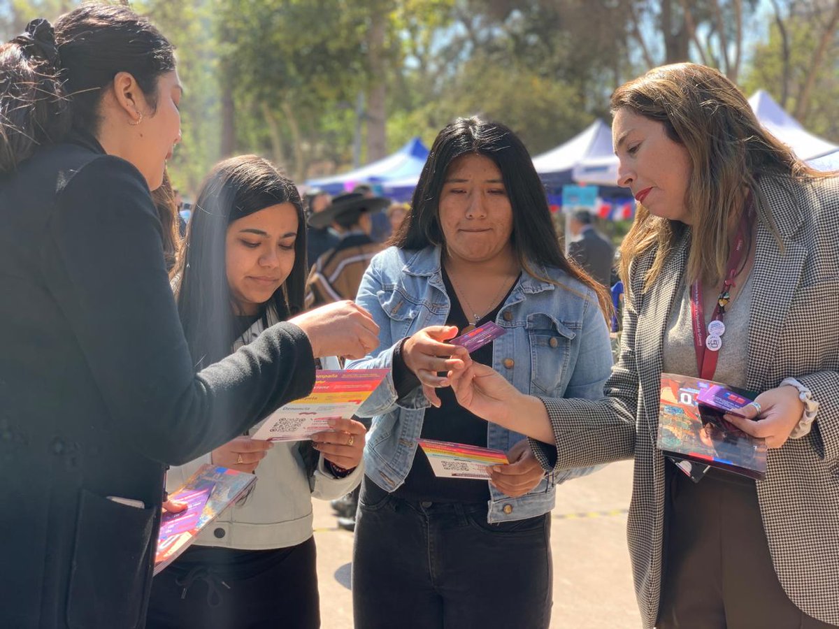 A inicios de este año, las secretarías del Ministerio de la Mujer de todas las regiones del país convocaron a jóvenes de III y IV medio para recoger sus opiniones y perspectivas respecto de la violencia de género #campaña #ViolenciaDeGenero 

holvoet.cl/noticias/mas-d…