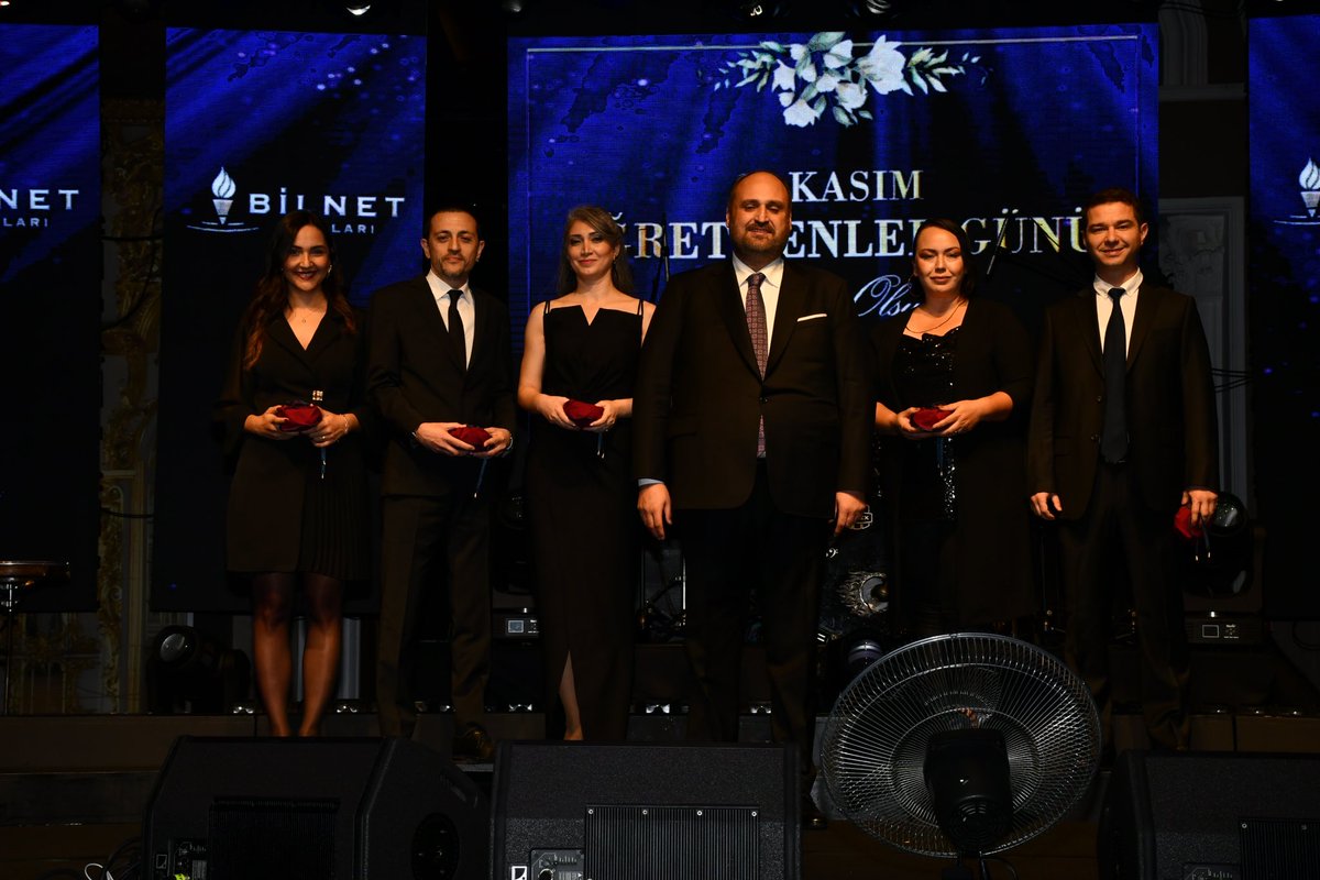 zehratopaloglu_'s tweet photo. Öğretmenler Günü kutlamalarımıza Yönetim Kurulu Başkanımız Sayın Osman Öztürk ve kıymetli eşleri, Başkan Vekilimiz Sayın Fatih Öztürk ve değerli eşlerinin katılımları ile İzmir’de başladık. 

Kutlama programıza iştiraklari ile bizleri onurlandırılan İzmir İl Milli Eğitim Müdürümüz Sn. Dr Ömer Yahşi Bey’e de ayrıca şükranlarımızı sunarız. 

Kutlama programımızda Bilnet Okulları Bornova  kampüsümüzün öğretmen ve yöneticilerine 5, 10, 15 ve 20. yıl kıdem ödüllerini Sayın Fatih Öztürk’ün takdiminden sonra mükemmel bir organizasyon eşliğinde Deha Bilimlier sahnesi ile kutladık.@FatihBilfen