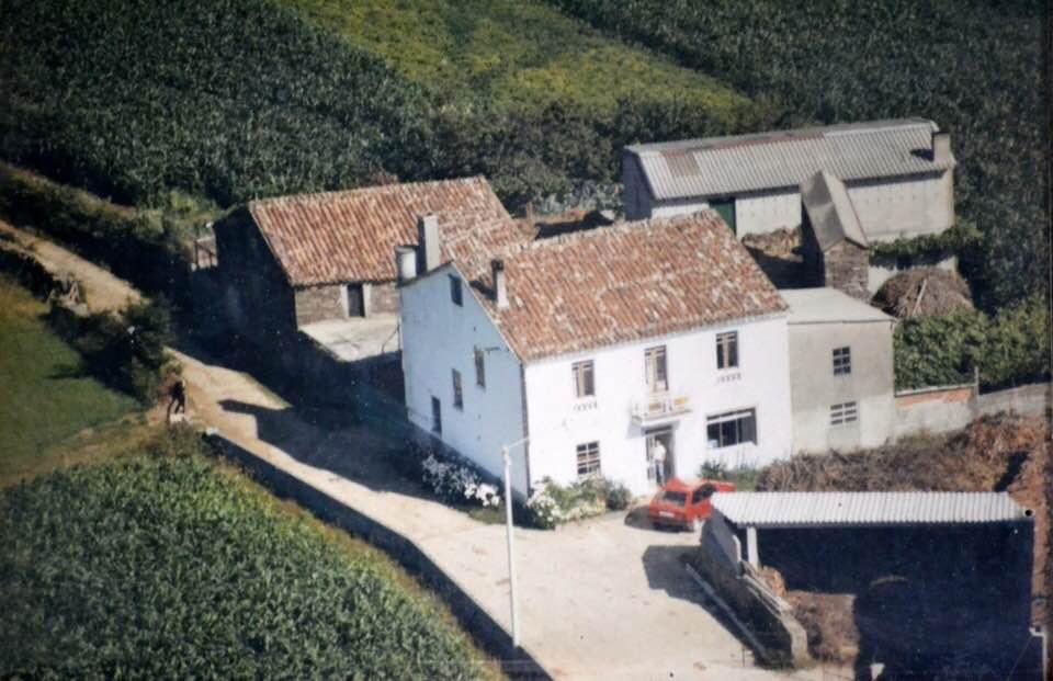 Xa o teño comentado, pero outra vez: que casa da zona rural de Galicia non ten na sala (antes, corte) a foto aérea do helicóptero?