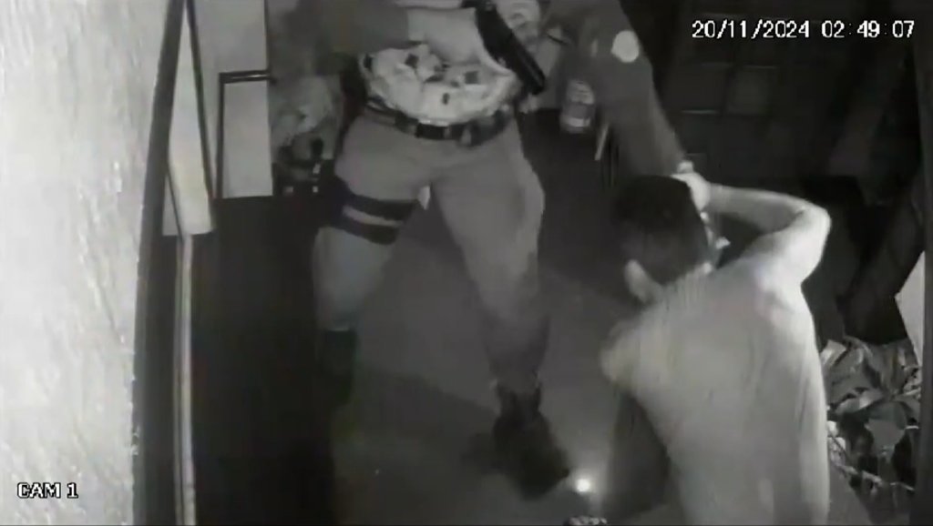 flaviofachel's tweet image. Grande parte da responsabilidade sobre essas tragédias cometidas por policiais despreparados é também dos comandantes: são eles os responsáveis pelos treinamentos e permitem, em nome do Estado, a ida desses agentes armados para as ruas. #PMSP g1.globo.com/sp/sao-paulo/n…