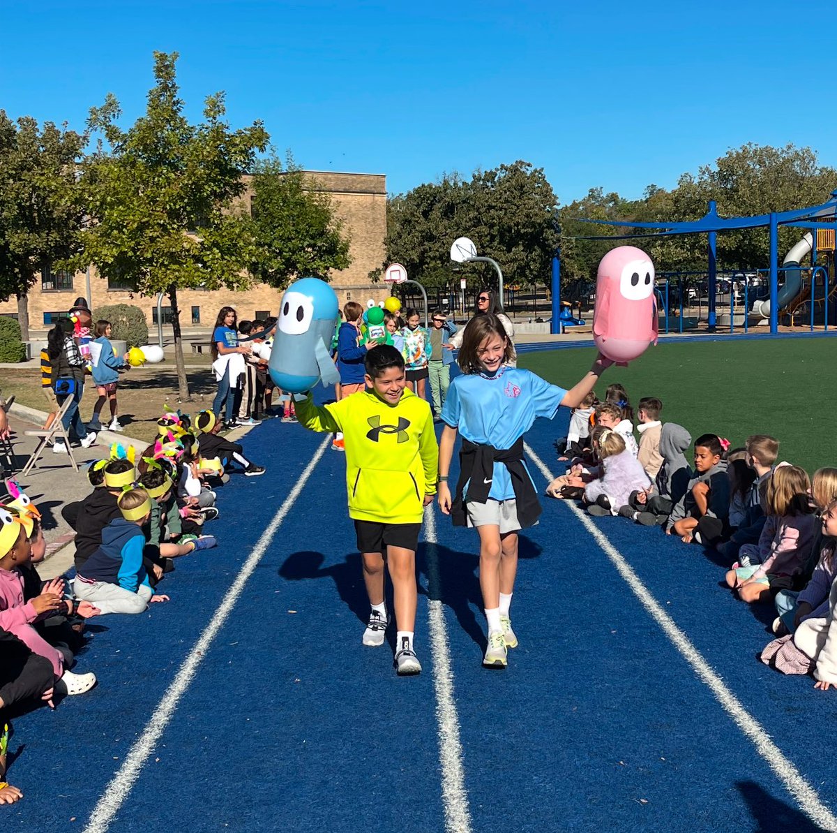 SraMartinezCE's tweet image. Balloons over Broadway ⭐️ 🐻 #amiguitos #GreenScreen