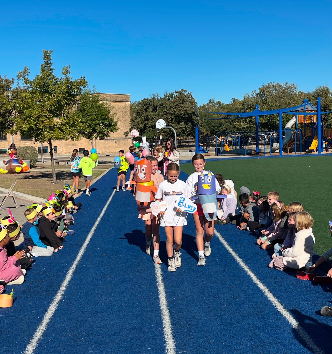SraMartinezCE's tweet image. Balloons over Broadway ⭐️ 🐻 #amiguitos #GreenScreen