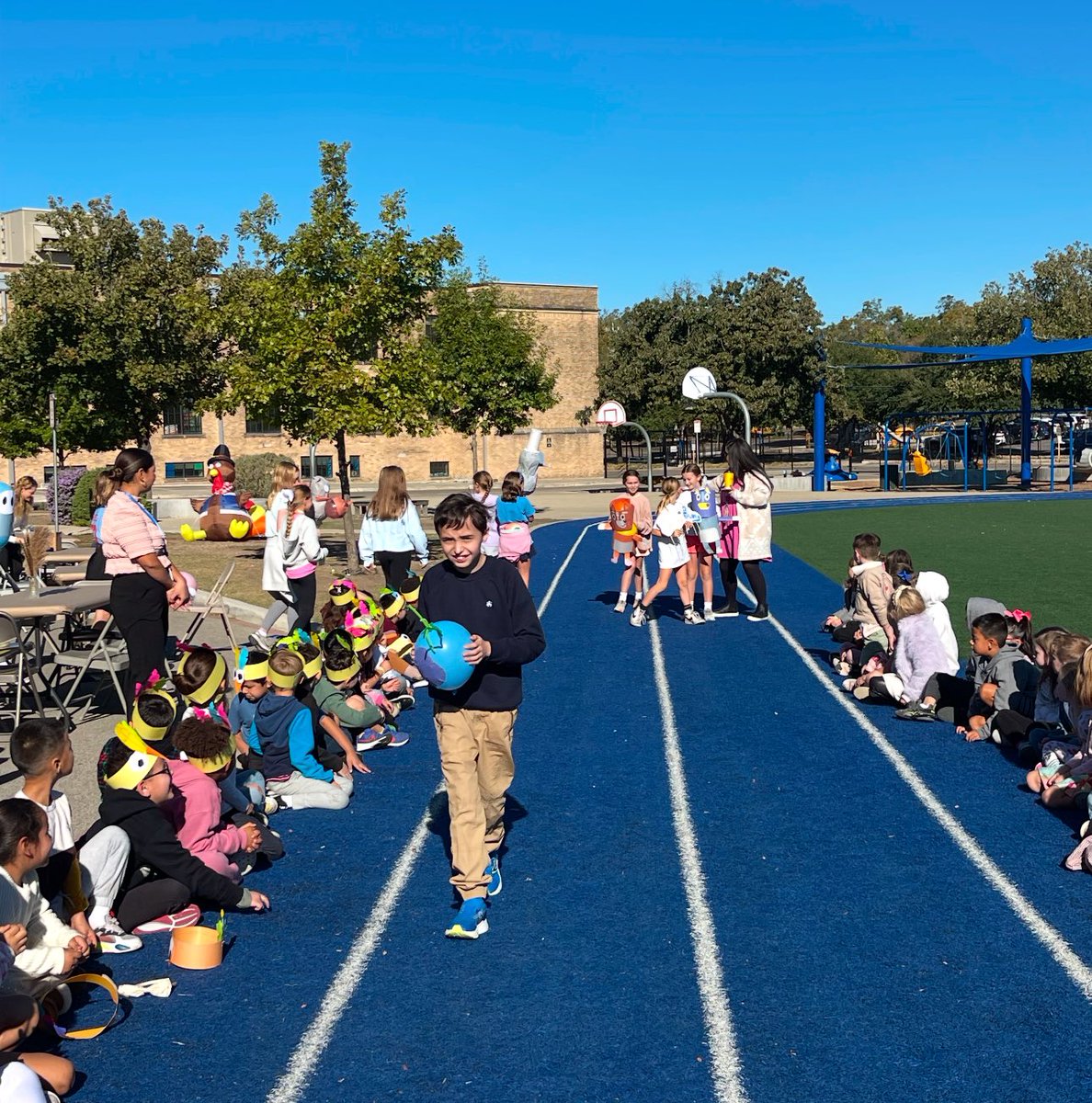 SraMartinezCE's tweet image. Balloons over Broadway ⭐️ 🐻 #amiguitos #GreenScreen