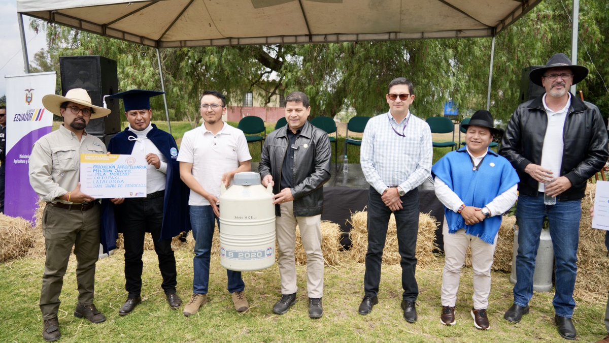 AgriculturaEc's tweet photo. Con más tecnología, seguridad y apoyo, continuamos construyendo un mejor futuro para el sector agropecuario. En Cotopaxi, el ministro @DPalaciosEc entrega:

✅ 4 tractores.
✅ 8 Unidades Móviles Agroproductivas.
✅ 200 títulos de propiedad de tierras. 
✅ 40 carnets de la Agricultura Familiar Campesina.
✅ 283 pajuelas para mejorar el ganado bovino.

Seguimos trabajando por un campo más fuerte y sostenible. 

#ElNuevoEcuadorResuelve🇪🇨