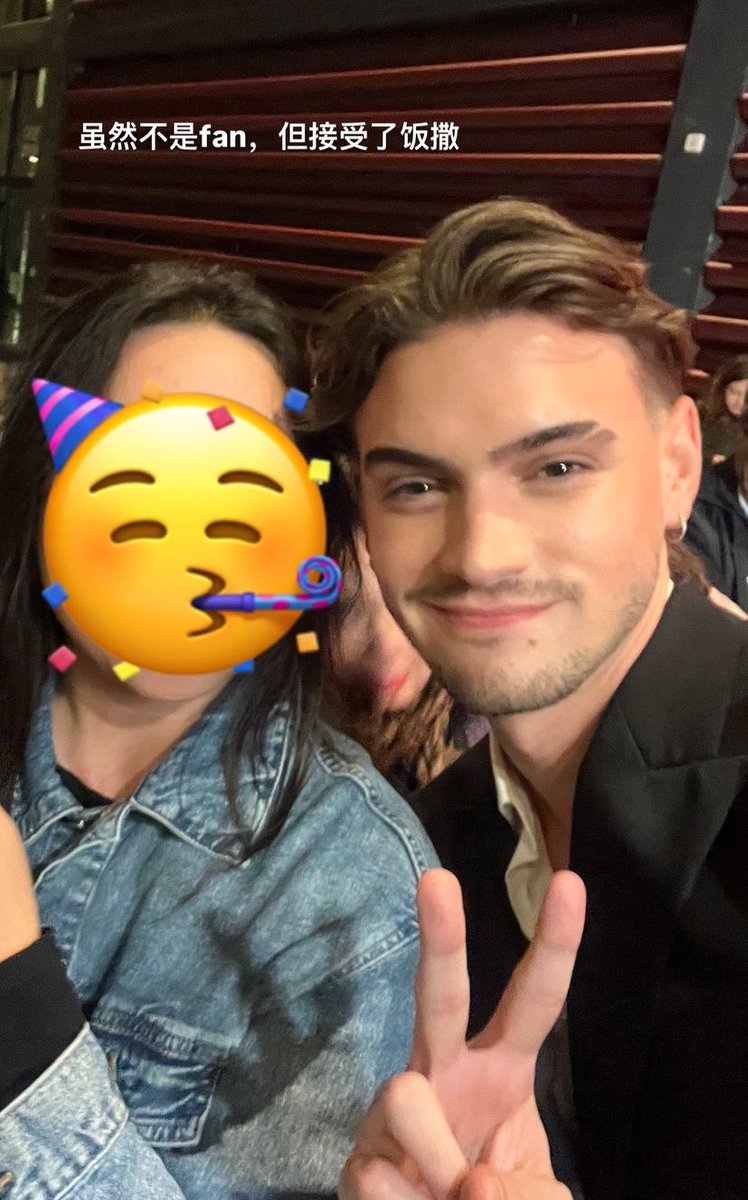 UM AMOR! 🥰

Gabriel Guevara com uma fã hoje na GQ Men Of The Year.