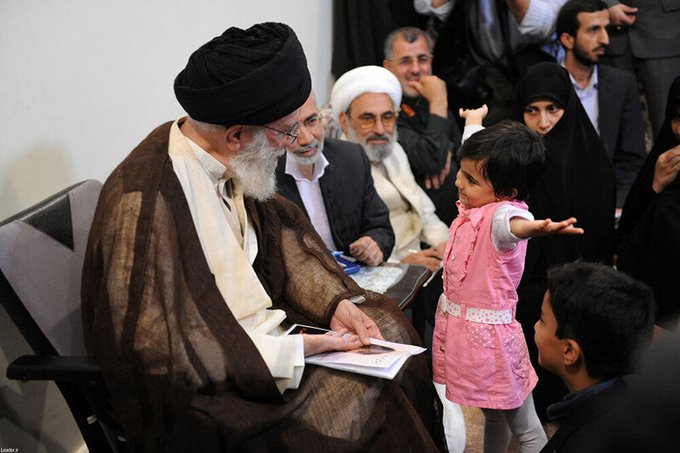 maedeh_tb's tweet photo. حال اون لحظه ی این دختر شهید رو خریدارم.

#لبیک_یا_خامنه_ای
#خامنه_ای_عزیز https://t.co/HnqwvydMNm