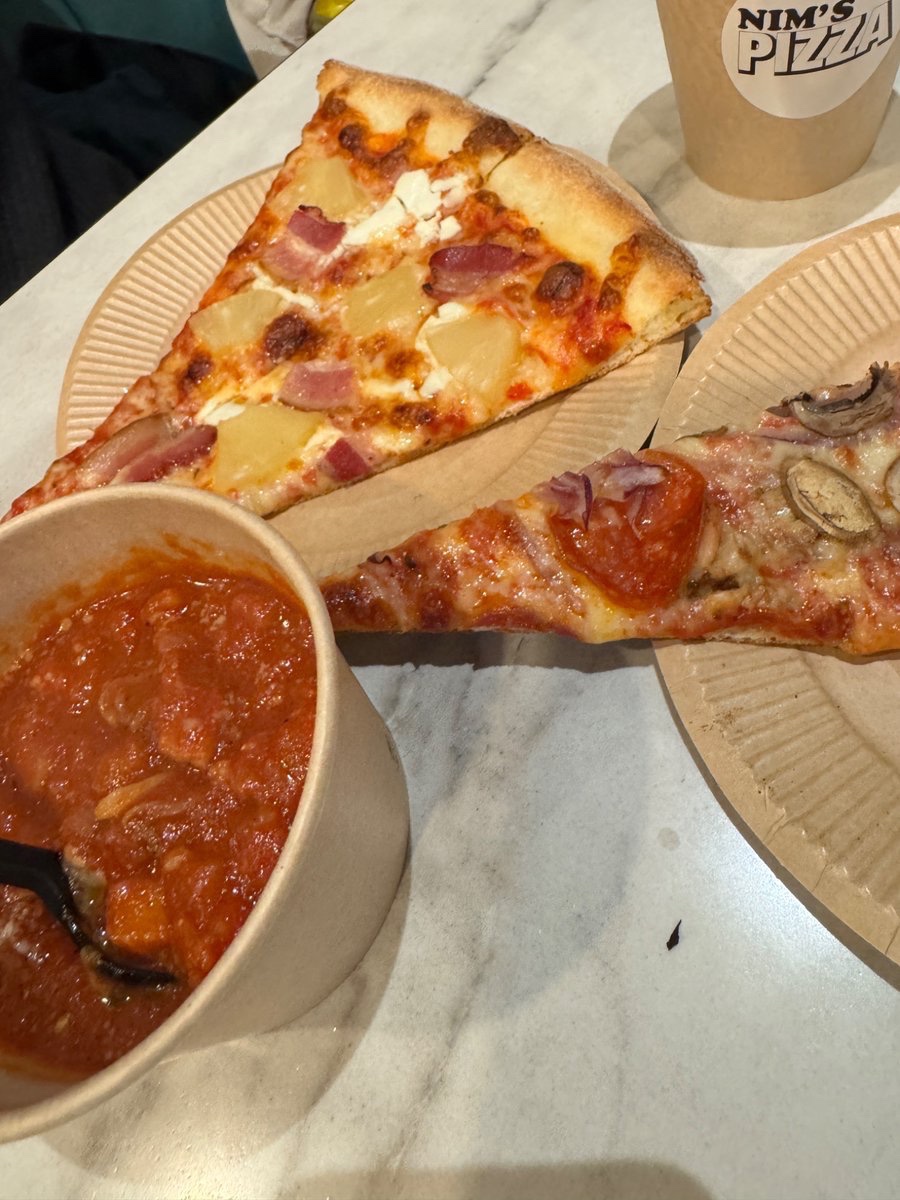menmen144746511's tweet image. #Nim’sPizza  #港区

過日　初訪

ナポリではなくアメリカンなピザが食べたくて調べて行ってみた
外装　内装おしゃれな感じ

ピザ🍕がめちゃくちゃ美味い😋😋
どれ食べてもいける
次回は夜に来て飲みながら食べたい🍺

#麻布十番　#ピザ　#Pizza  #麻布　#パリパリピザ