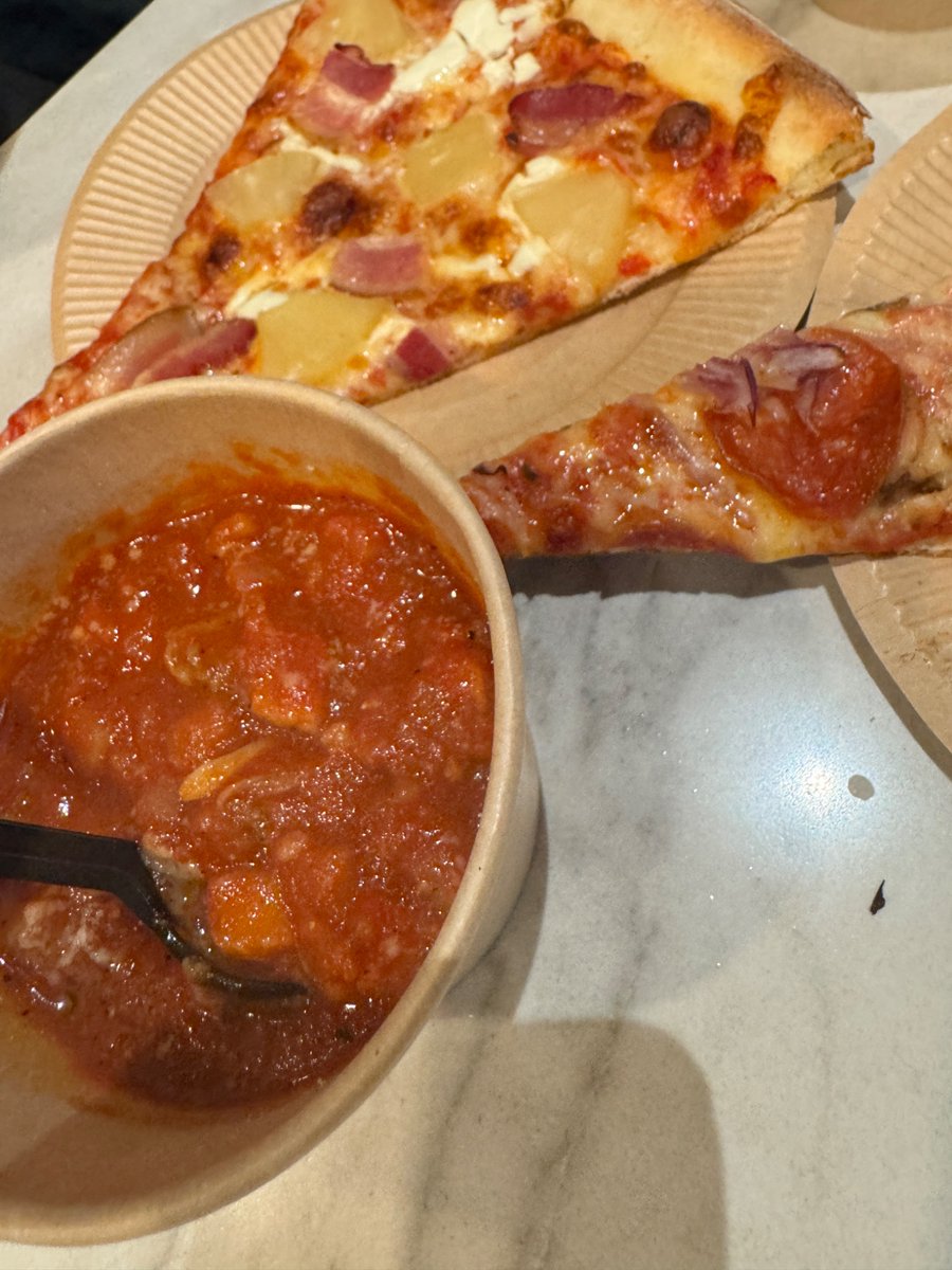 menmen144746511's tweet image. #Nim’sPizza  #港区

過日　初訪

ナポリではなくアメリカンなピザが食べたくて調べて行ってみた
外装　内装おしゃれな感じ

ピザ🍕がめちゃくちゃ美味い😋😋
どれ食べてもいける
次回は夜に来て飲みながら食べたい🍺

#麻布十番　#ピザ　#Pizza  #麻布　#パリパリピザ