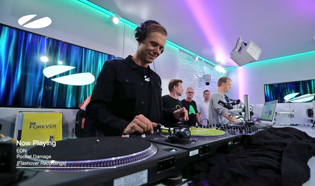 GMLuiz's tweet image. Armin, Ferry y Ruben deleitándonos con un B2B2B de vinilos para celebrar los 1200 episodios de A State of Trance.

Esto no solo es histórico, también es BELLÍSIMO. 🥹
#ASOT1200