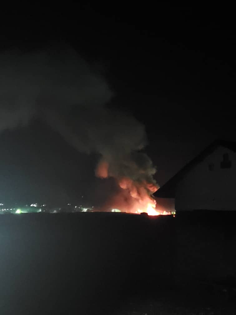 Mahagi : L'incendie de ce jeudi soir à  Mahagi-Centre expose l’urgence d’équiper la commune d’un camion anti-incendie pour prévenir des catastrophes futures.

#Urgence #securité #incendie