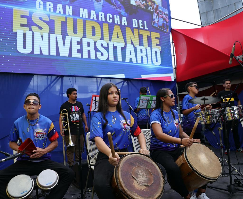 #AHORA || Desde las calles caraqueñas el Vpdte. Sectorial Cap. @DCabelloR, se incorpora a la marcha con motivo del Día del Estudiante, con el objetivo de reivindicar las luchas históricas de quienes se forman para la construcción del futuro de la Patria.