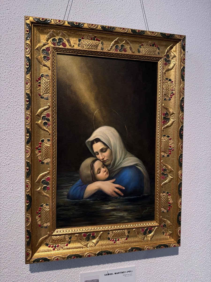 Pol_tattoo's tweet photo. Este cuadro, concebido como un exvoto, es un regalo de gratitud a la Virgen del Socorro. Está inspirado en una lápida del año 1648, conservada en el Museo Arqueológico de Jerez, que narra el milagro de Juana, una niña de 18 meses que cayó en un pozo. Su madre, en su desesperación, rezó con fervor a la Virgen del Socorro, rogando por la vida de su hija. Contra toda esperanza, la niña fue rescatada ilesa, un hecho atribuido a la intervención divina.
 El cuadro retrata este momento milagroso con la imagen de la Virgen abrazando y protegiendo a la pequeña dentro del pozo, simbolizando el amparo y la misericordia que salvaron a la niña. Esta obra expresa tanto la fe de una madre como el agradecimiento por el milagro concedido, reflejando la antigua tradición de los exvotos como ofrendas de devoción y gratitud.
.
Título: Milagro en Jerez 
Artista: Samuel Martínez (Pol) 
Técnica: Óleo 
 Soporte: Lienzo Dimensiones: 61 x 38 cm
