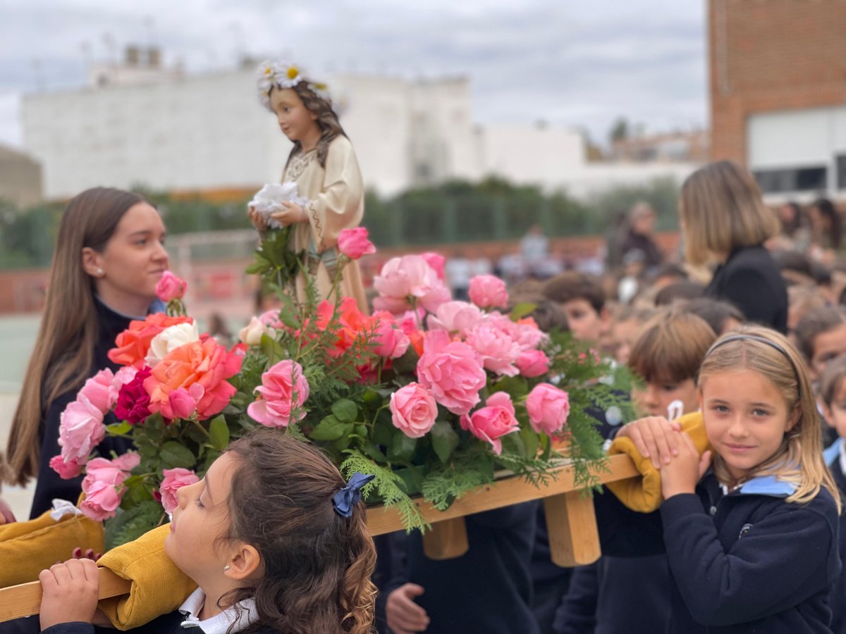 Cuánto amor a la #virgenniña en un ❤️de niño. Eso es lo que hemos vivido en la celebración del día de hoy en la que los más pequeños del colegio han acogido la ternura de María y le han respondido con su mirada limpia, sus palabras hechas poesía y sus manos llenas de belleza.