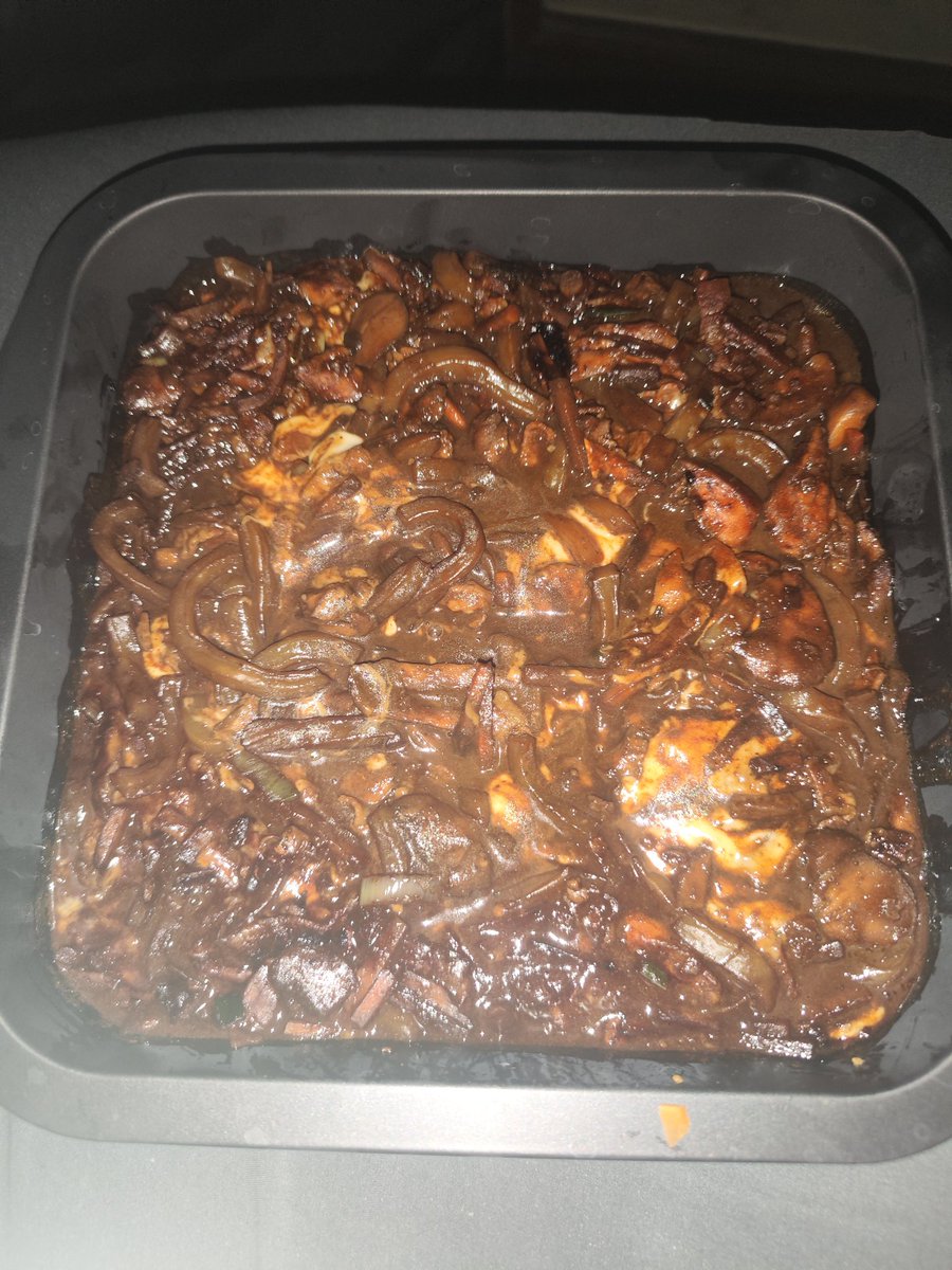 Heutiges Menü: Hühnerbrust auf Kebap Art, mit Gemüsejuliennes, gewürfelten Champignons, Shirataki Nudeln, etwas Knoblauch sowie Schwarzer Sojabohnenpaste und beigefügtem kleingeschnittenen Edamerscheiben.