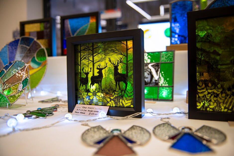 RHS_Rosemoor's tweet image. 🎄Loads of talented makers and producers are setting up in our cosy Garden Room for our Magic of Christmas Food and Craft Fair which runs 11–4pm this Fri–Sat and 10–4pm Sun. Join us this weekend to find delicious local treats and special gifts 🎁 
#ChristmasShopping #NorthDevon