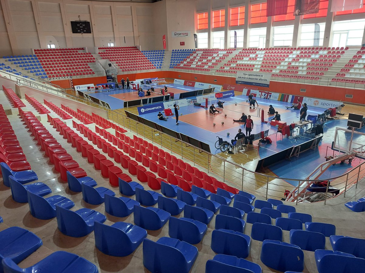 De arena is nu nog leeg, maar morgen stroomt het hopelijk vol.
Dan staan de eerste twee wedstrijden van het EK-B op het programma:
09.30 uur: Litouwen - Nederland
15.30 uur: Nederland - Turkije
(NL tijden!)
Meer info:
volleybal.nl/.../ek-b-teamnl...