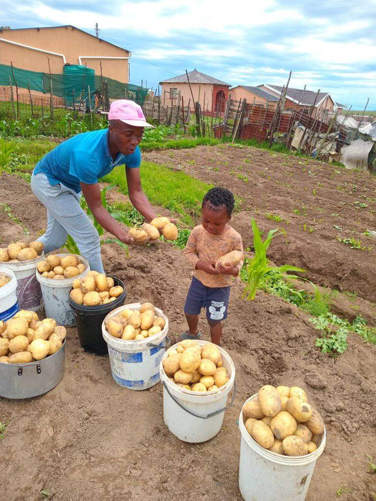 TWAR___SA🇿🇦 (@twarsa26) on Twitter photo This won't trend because he is not teaching the kid an Amapiano Dance challenge... 🚮🚮
And you wonder why illegal immigrants feed us poison. 🙂↔️ This won't trend because he is not teaching the kid an Amapiano Dance challenge... 🚮🚮
And you wonder why illegal immigrants feed us poison. 🙂↔️