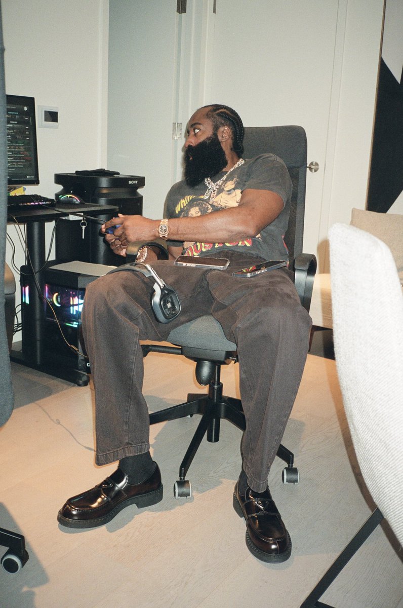 JHarden13's tweet photo. yall keep on talkin about my stats, like I didn’t end my night with 19 kills and a victory on @callofduty #Uno https://t.co/I69FsjTLRZ
