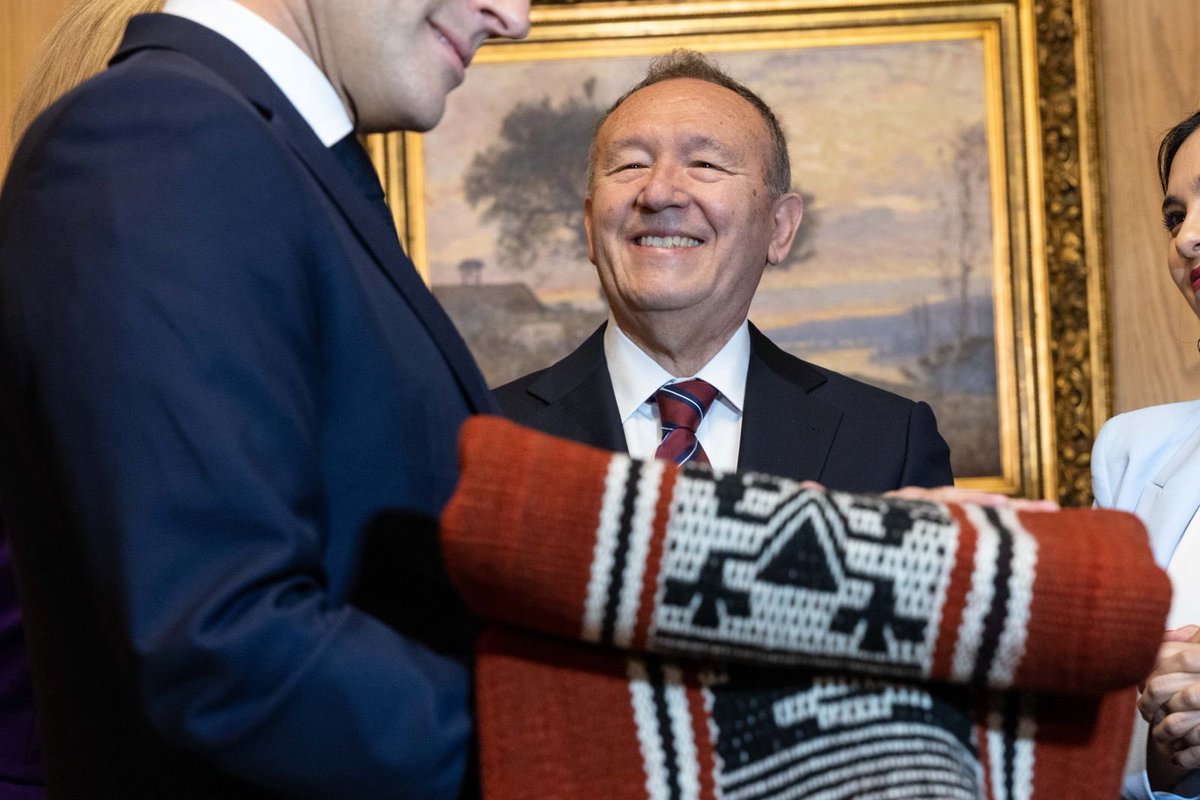 Hoy recibimos al Presidente <a href="/EmmanuelMacron/">Emmanuel Macron</a> 🇫🇷 en el Congreso Nacional.

Tuvimos el honor de obsequiarle una linda lama mapuche, confeccionada por el Comité Indígena Membrillar de la comuna de Padre Las Casas, en nuestra querida Araucanía.