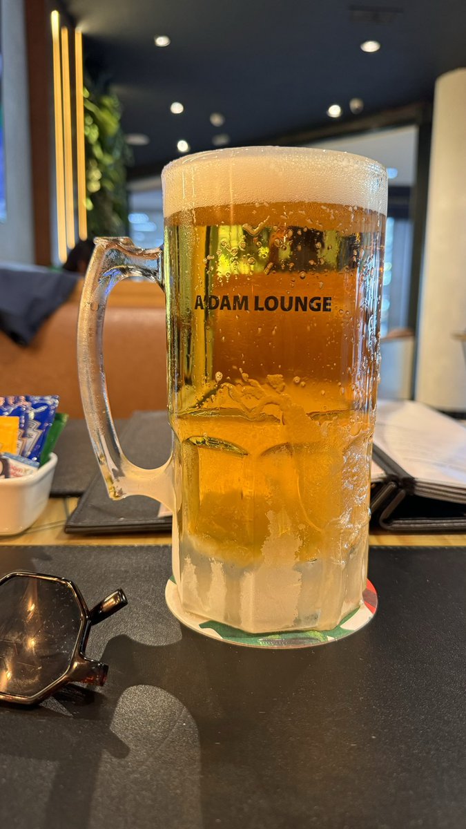 larissaabreu's tweet photo. De volta pro Brasil, em conexão em São Paulo, dedico à @MariahCarey esse chopp. Já convidando pra um chopp em Las Vegas ano que vem 🤩😂🤣 me deixa sonhar… https://t.co/P9Vd9YlrO6