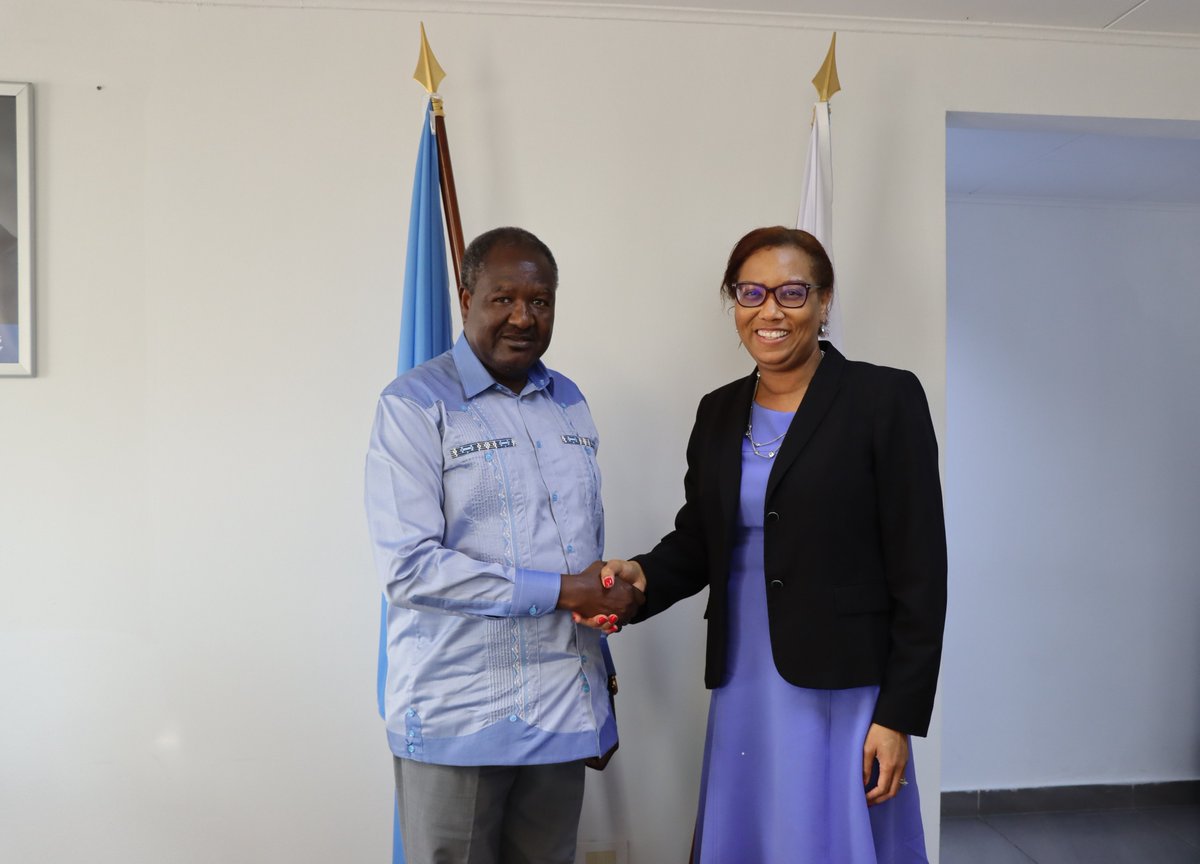 Le Chef de <a href="/UNOCA_NEWS/">ONU Afrique centrale</a>, #AbdouAbarry, a reçu l'Ambassadrice de <a href="/usembassygabon/">USEmbassy Libreville</a>, Vernelle Trim #FitzPatrick. Ils ont échangé sur la situation socio-politique du Gabon et +sieurs autres sujets d'intérêt commun.