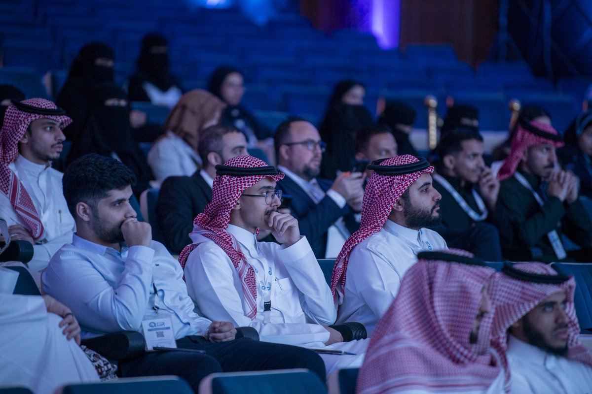 ClusterQassim's tweet photo. … كما شملت جلسة طب وجراحة العيون استعراض أحدث الابتكارات في رعاية العيون، بالإضافة إلى عروض تفصيلية قدمها الخبراء حول التقنيات الجراحية الحديثة ��علاج أمراض العيون المختلفة، ضمن فعاليات #مؤتمر_القصيم_الدولي_للجراحة. https://t.co/YMIyuTbYdN