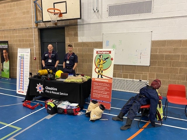 MiddlewichFS's tweet image. Today Middlewich Firefighters attended the Middlewich High School Careers Day to engage with students about the wide range of career options available to them in a modern Fire &amp;amp; Rescue Service. 

Thank you for inviting us.