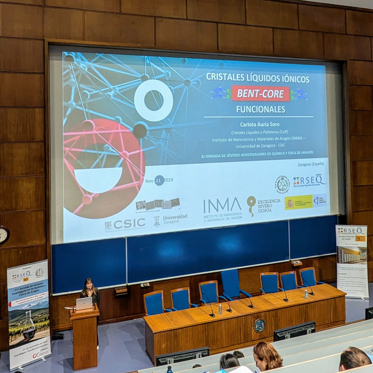 rseq_aragon's tweet photo. @labsubcanfranc @CarAuriaS sube al escenario para hablarnos de cristales liquidos para aplicaciones tecnológicas ¡Esto promete! @clip_group_lab @INMAdivulga https://t.co/EMJLRZpUZX