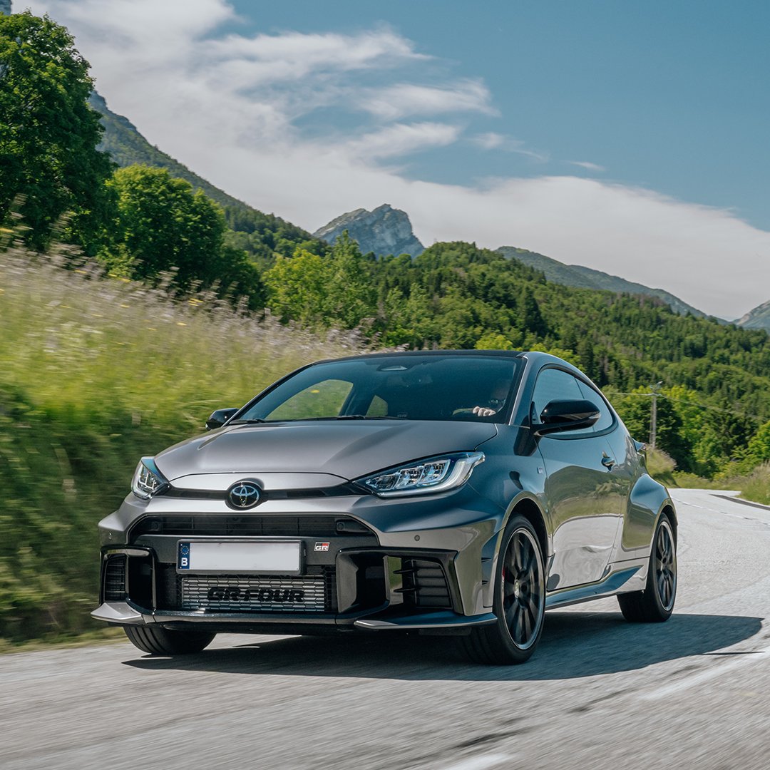 🔥🏁 El #GRYaris no es solo un deportivo; es pura experiencia de #TOYOTAGAZOORacing. Tracción total, chasis optimizado y diseño audaz: potencia y precisión en cada kilómetro. 🚗💨 #Toyota #ConducciónÚnica