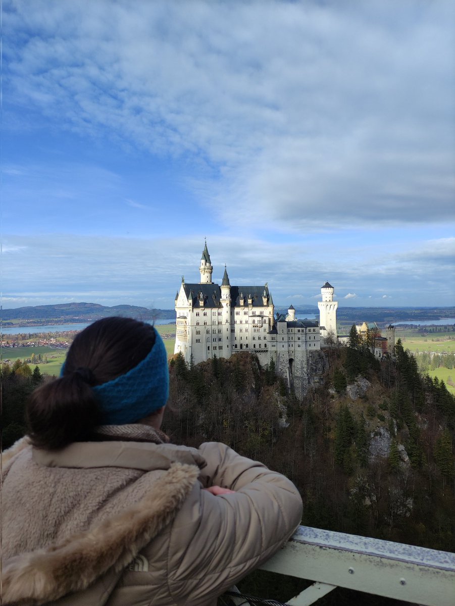 lanicaviajera's tweet photo. Algun día conoceré este castillo, me decía a mi misma hace unos años cuando ni sabía que iba a vivir en Alemania. Ese "algún día" llegó.
Mi niña interior viajera está feliz. Otro sueño cumplido, otro ✅ en la lista de lugares que siempre quise conocer. #alemania #neuschwanstein https://t.co/qCerVyUSpY